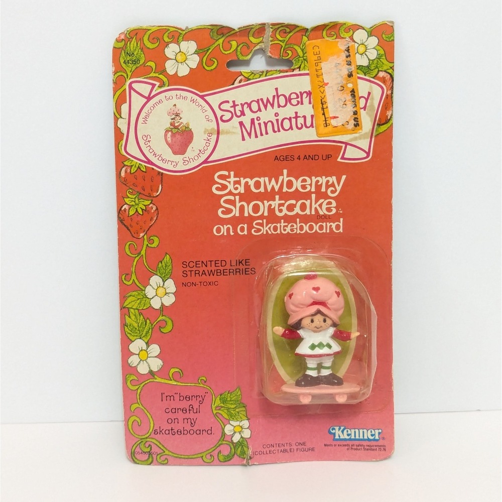 Vtg Strawberryland Miniatures Strawberry Shortcake on a Skateboard Kenner NOS
